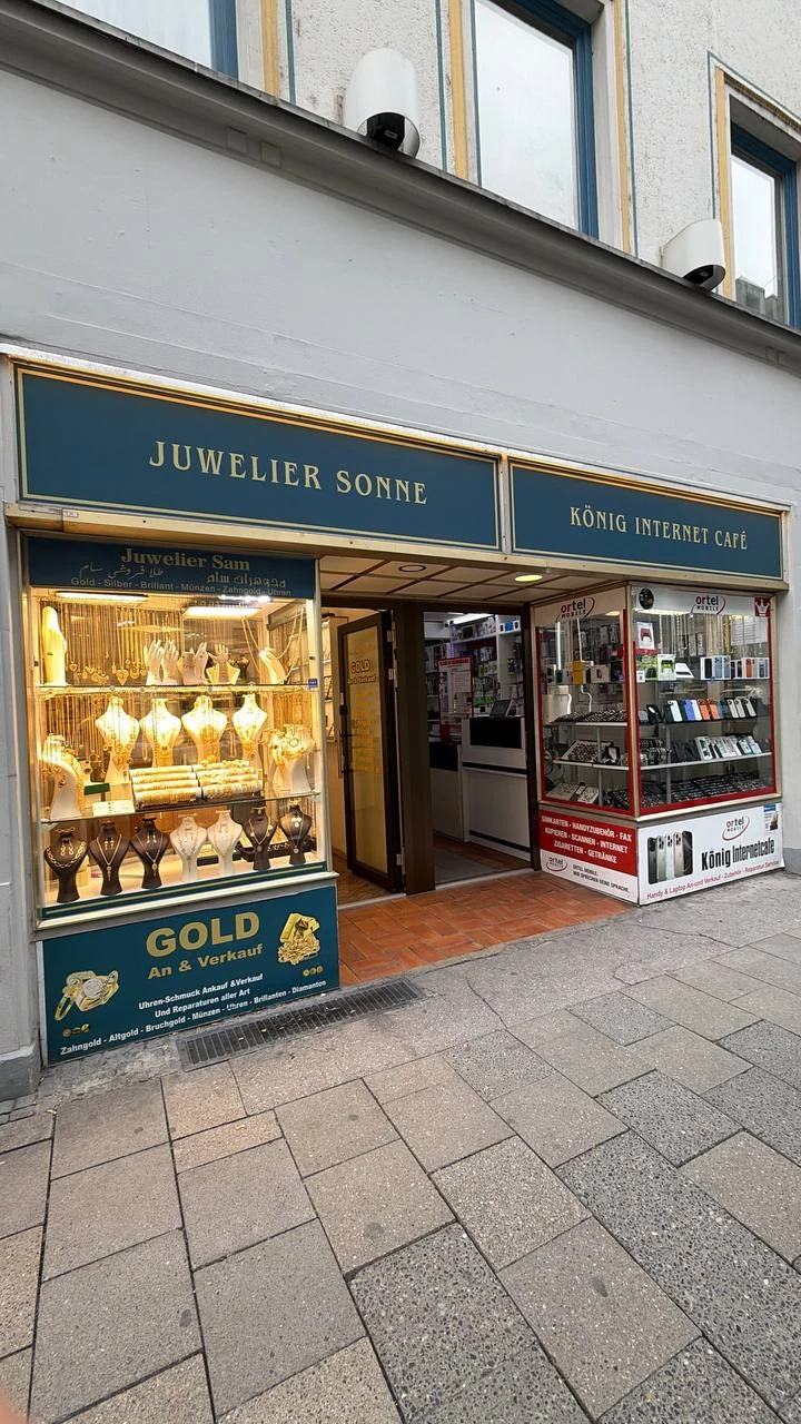 Die Fassade von Juwelier Sonne mit blaugrünem Schild und goldener Schrift